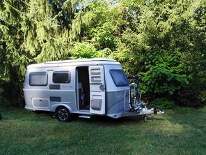 emplacement camping petite caravane ou camionnette ; à Fleurac, Dordogne.